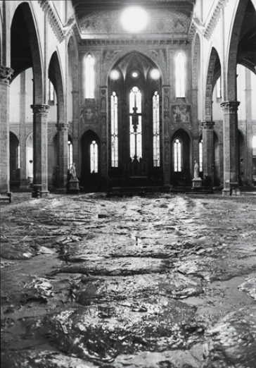 Basilica di Santa Croce Firenze 1966 - Giorgio Lotti