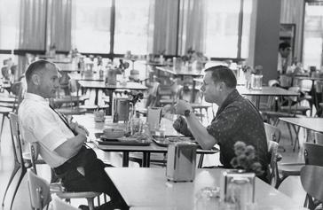 Neil Armstrong e Buzz Aldrin, pranzo alla NASA. Houston, 1969 - Mario De Biasi