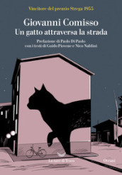 Un gatto attraversa la strada