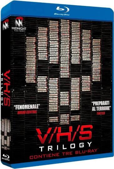 V/H/S Trilogy (Standard Edition) (3 Blu-Ray) - RADIO SILENCE - Simon Barrett - Justin Benson - Matt Bettinelli-Olpin - Gregg Bishop - David Bruckner - Jason Eisener - Gareth Evans - Tyler Gillett - Gregg Hale - Todd Lincoln - Justin Martinez - Glenn McQuaid - Aaron Moorhead - Eduardo Sanchez - Marcel Sarmiento - Joe Swanberg - Timo Tj