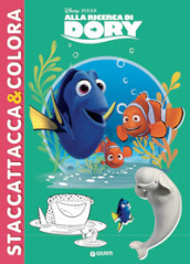 Alla ricerca di Dory. Staccattacca e colora. Con adesivi. Ediz. illustrata