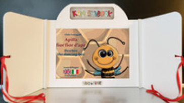 Apilla fior fior d'ape. Kamishibai. Ediz. italiana e inglese. Con audiolibro - Elide Fumagalli