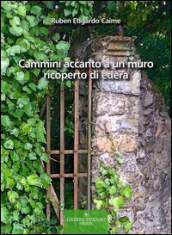 Cammini accanto a un muro ricoperto di edera