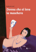 Donna che si leva la maschera