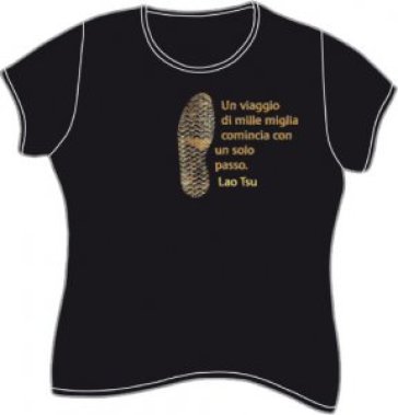 Lao Tsu. Un viaggio da mille miglia comincia con un passo. T-Shirt modello femminile. Taglia M manica corta. Colore nero - Lao-Tzu