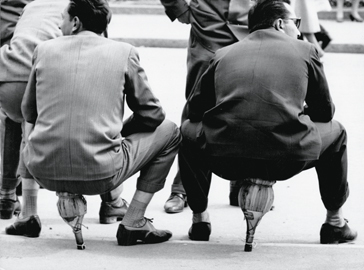 Pausa pranzo sui fiaschi, Milano 1949 - Mario De Biasi